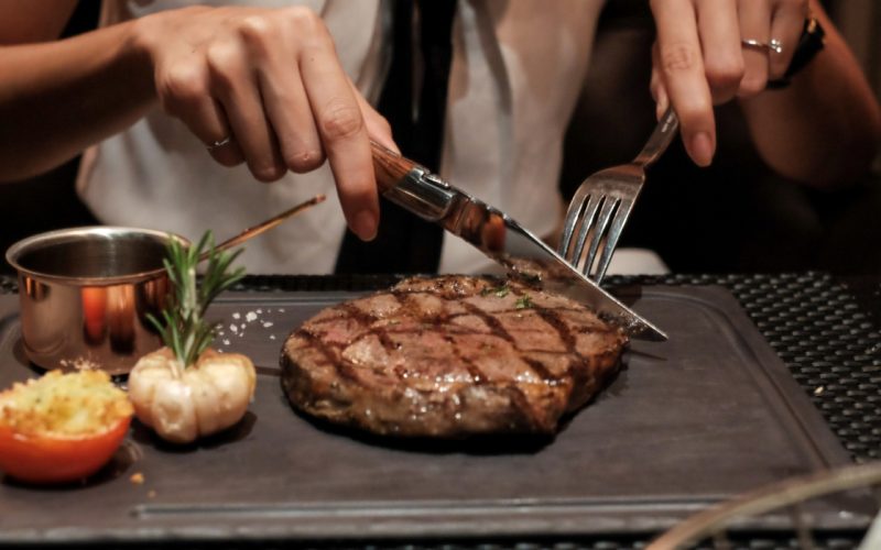Cum prepari acasă un STEAK ca la restaurant: Secretele mariilor bucătari