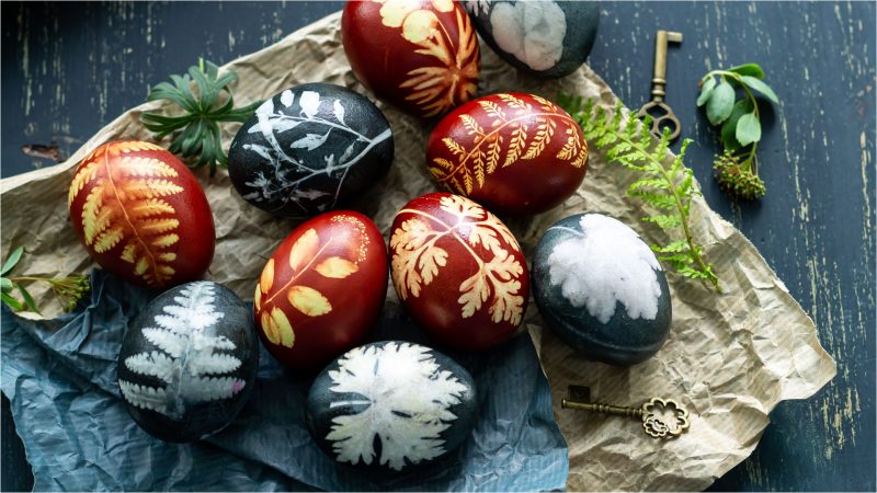 Ouă de paște: Roșu, mov, galben și albastru, vopsite natural