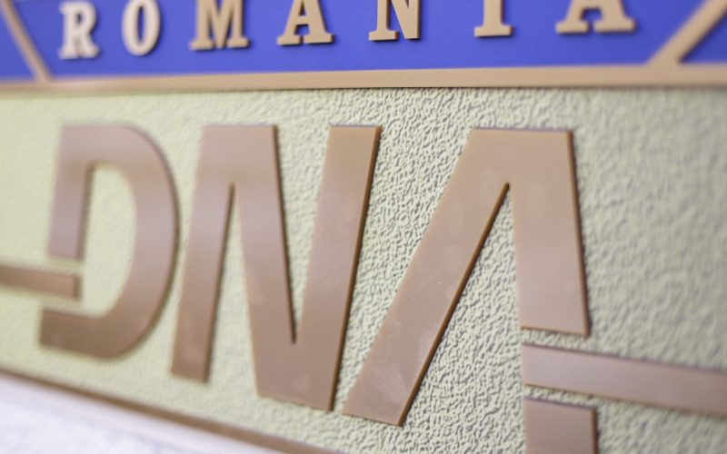 Amplă operațiune DNA care vizează achizițiile publice din două consilii județene. Percheziții și la un lider PSD (surse)