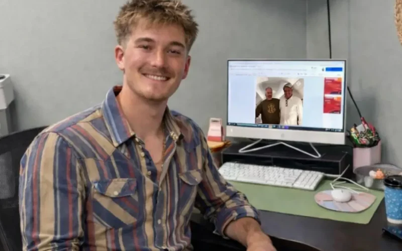 Dezamăgit de Donald Trump, un alegător scotocește dosarele Epstein