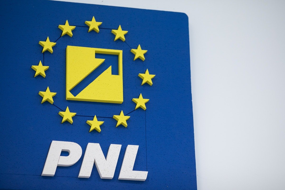 PNL Argeș cere demisia vicepreședintelui Consiliului Județean, Marius Nicolaescu, după ce acesta a fost trimis în judecată de DNA într-un dosar legat de achiziția unor locuințe pentru persoane vulnerabile
