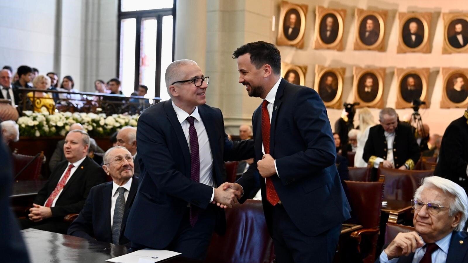 Ministrul Radu Marinescu, prezent la Academia Română în ciuda acuzațiilor de plagiat Radu Marinescu, ministrul Justiției, a fost singurul reprezentant al Guvernului prezent la ceremonia de celebrare a 160 de ani de la înființarea Academiei Române