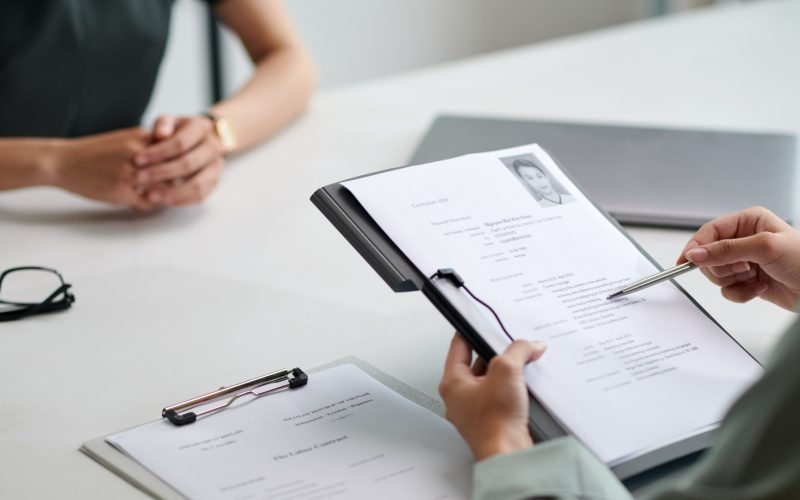 Sute de români caută al doilea job: Unde sunt cele mai multe oportunități part-time | AUDIO