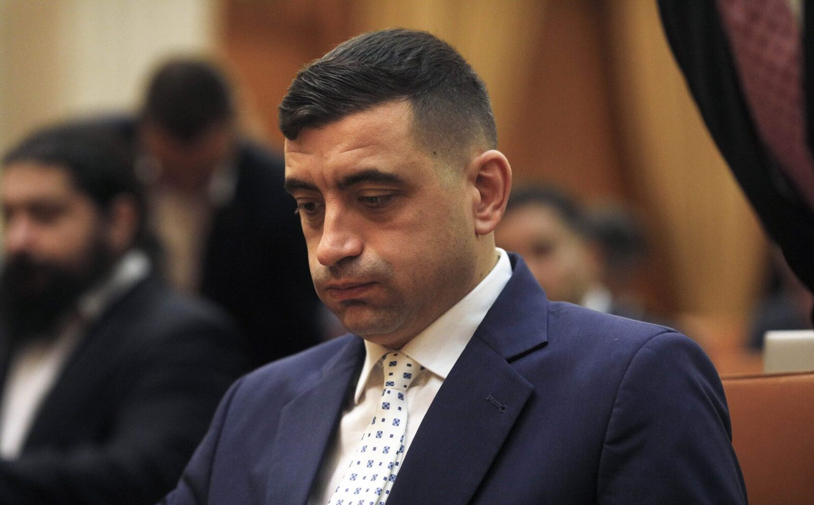 Parlamentarii, alegeri locale în două tururi și STOP subvențiilor