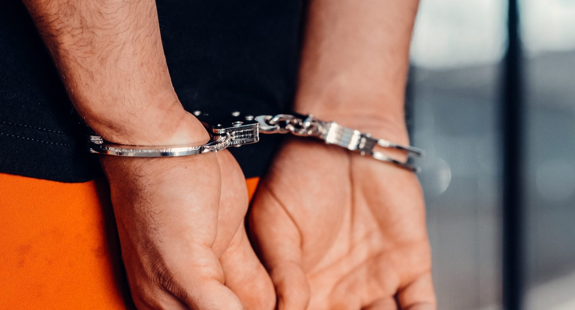 HÂRȘOVA: Doi bărbați au fost reținuți, fiind bănuiți de distrugere, violare de domiciliu și lovire - Știri Constanța - Radio Constanța