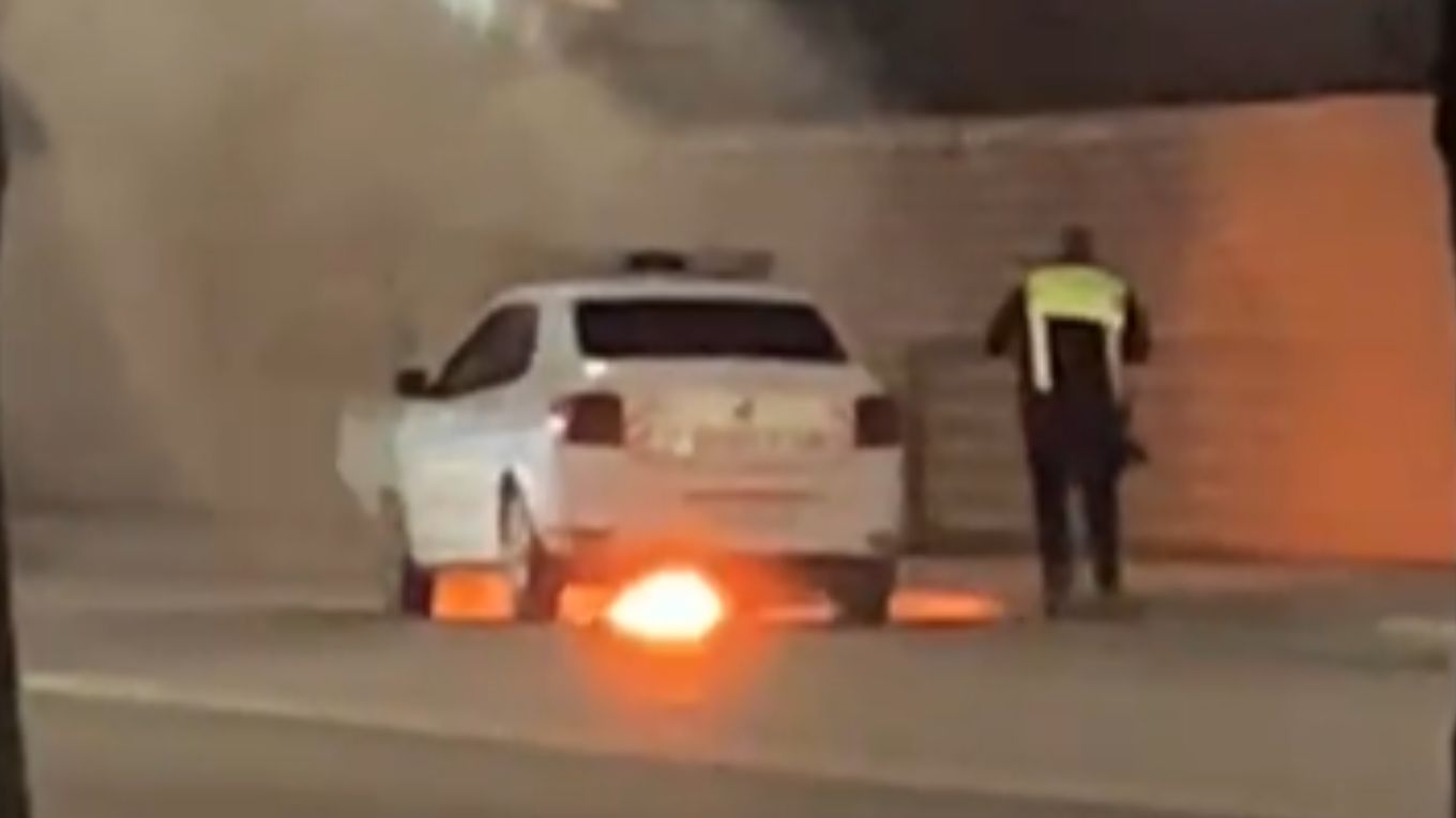 Logan de poliție, mistuit de flăcări la Iași: Scurgeri de combustibil, cauza posibilă