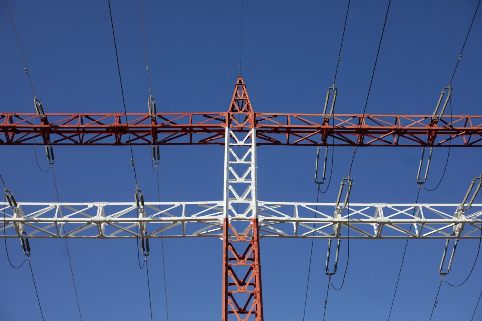 Bolojan: Specula și ineficiența, cauzele prețurilor mari la energie