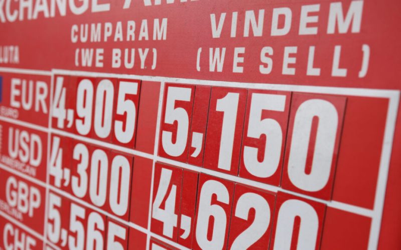 Euro, la cel mai ridicat nivel din istorie: Cursul sare de 5,1 lei după ieșirea PSD de la guvernare