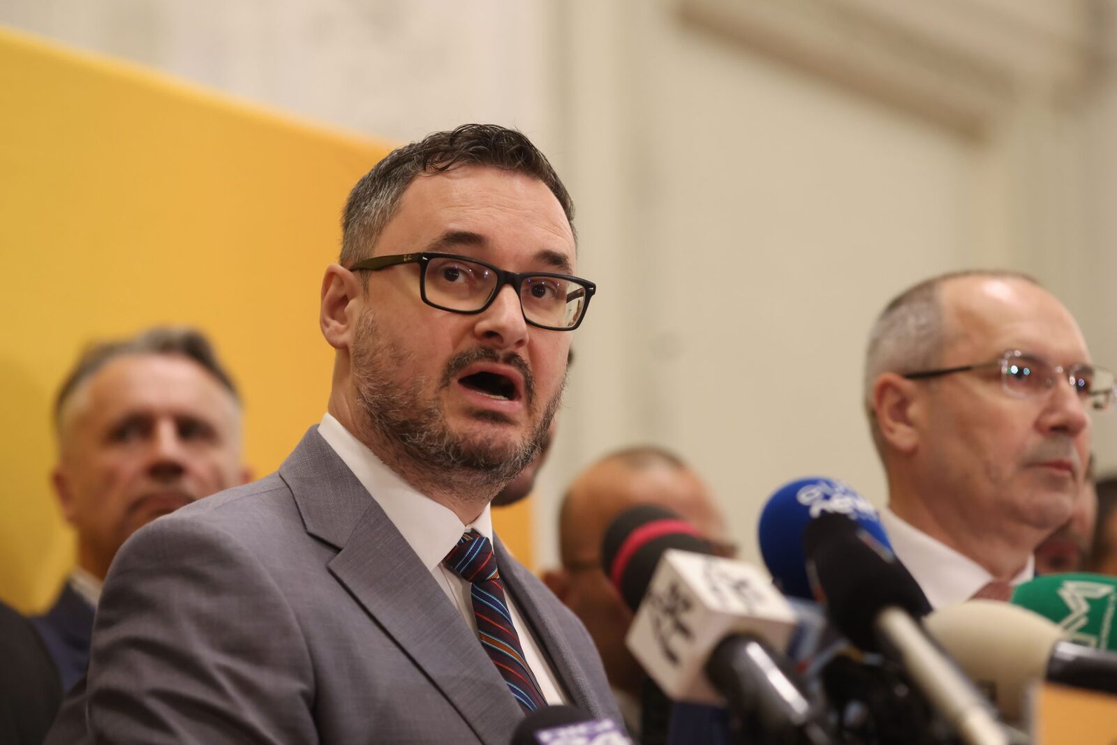AUR: Scandal monstru după ce un membru a sărit la bătaie. Tănasă, ținta atacului
