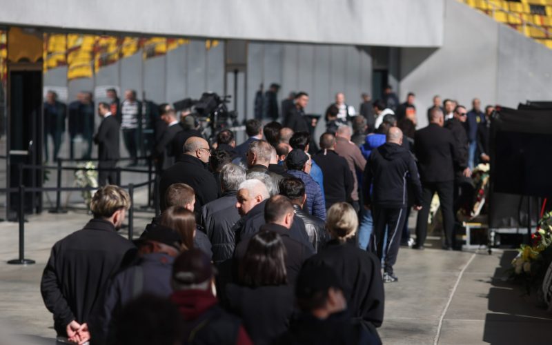 Porțile Arenei Naționale s-au deschis pentru ultimul omagiu adus lui Mircea Lucescu Arena Națională din București a fost deschisă astăzi, la ora 10:00, pentru toți cei care doresc să își ia rămas bun de la Mircea Lucescu, antrenorul care a marcat istoria fotbalului românesc