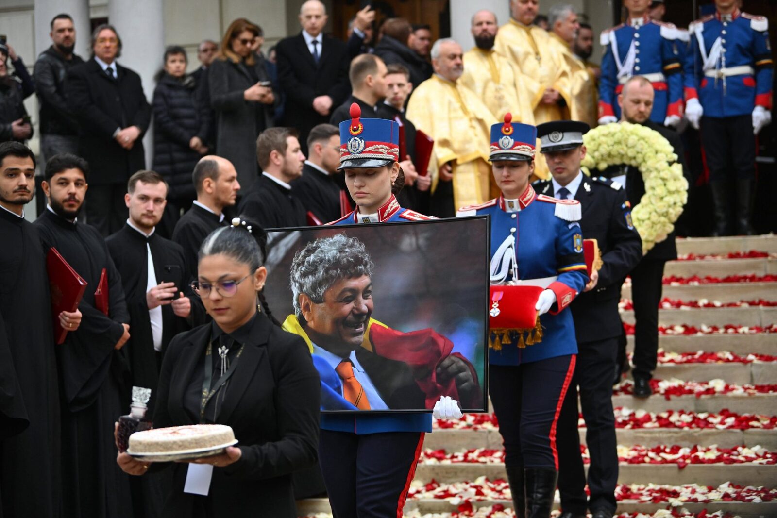 Mircea Lucescu, înmormântat la Bellu cu onoruri militare | AUDIO