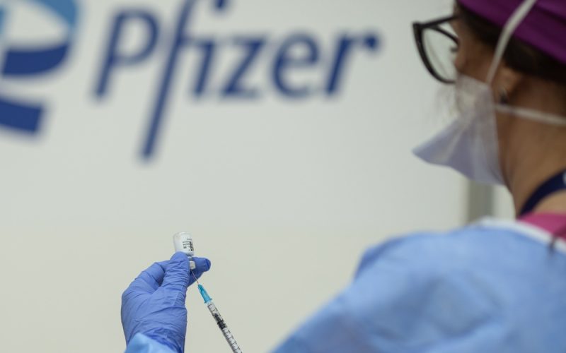 Propunere ȘOC: Românii vaccinați Pfizer, fără muncă, primesc 1.200 euro/lună