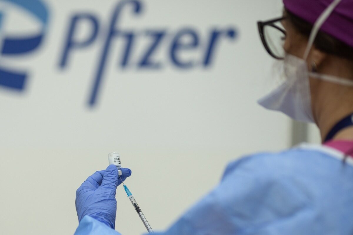 Propunere ȘOC: Românii vaccinați Pfizer, fără muncă, primesc 1.200 euro/lună