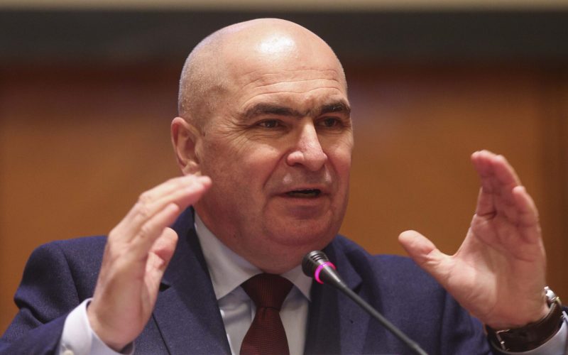 Bolojan, atac FURIBUND la PSD: „E greu să fii credibil cu cutii de pantofi și penthouse-uri”