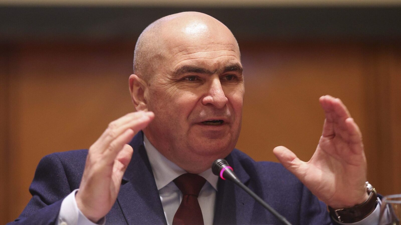 Bolojan, atac FURIBUND la PSD: „E greu să fii credibil cu cutii de pantofi și penthouse-uri”