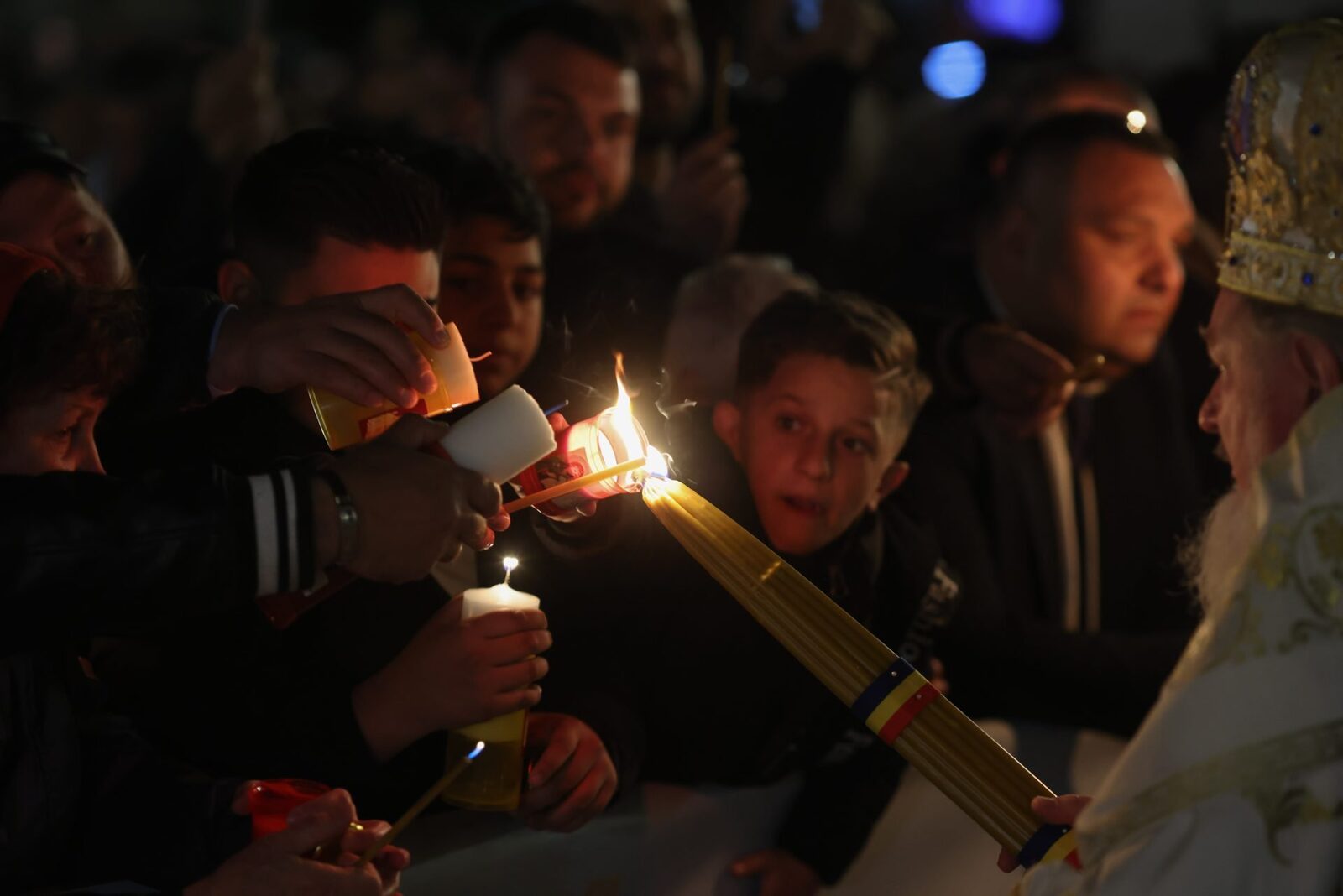 Slujba de Înviere de la Patriarhie. La ce oră începe și când pot lua credincioșii Lumina Sfântă