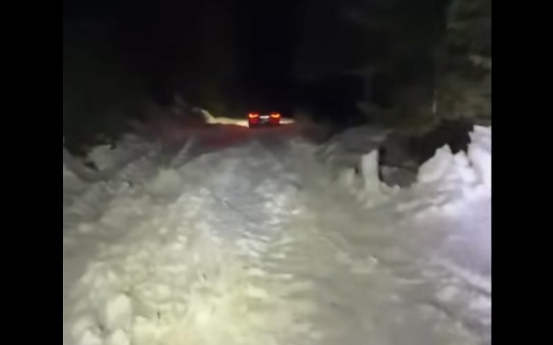 Bărbat și fiul său, blocați de zăpadă în Cheile Oltețului, în noaptea de Înviere