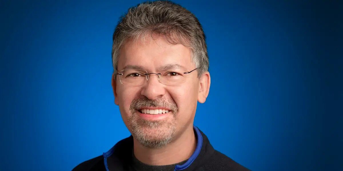 John Giannandrea, șeful AI de la Apple, pleacă: Ce urmează pentru gigant?