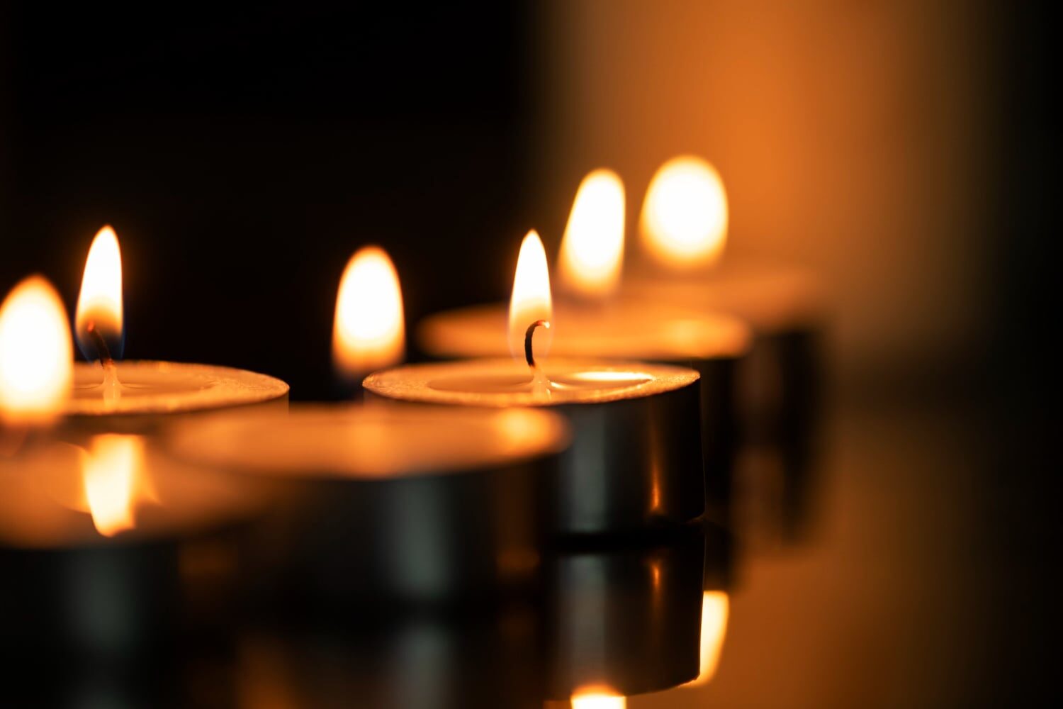 Lumina Sfântă a aprins Ierusalimul, ajunge în România la 18:30