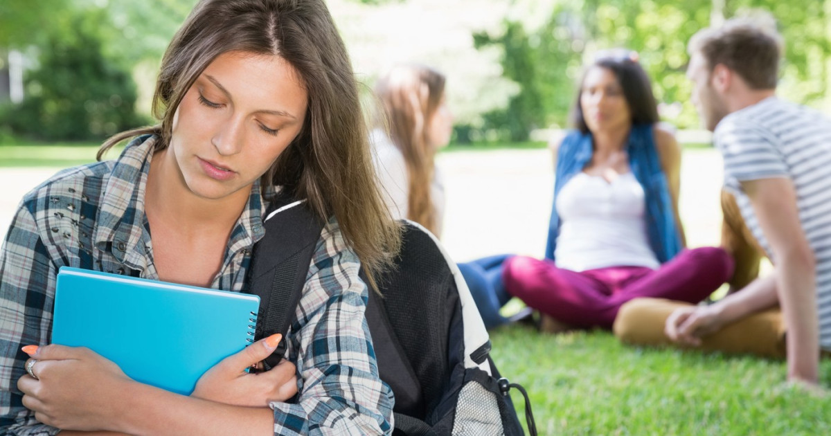 Singurătatea ucide mai mult decât izolarea socială, spun cercetătorii