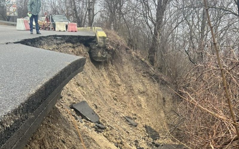 Drum Blocat de Trei Luni între Câmpina și DN1: Lucrările Stagnează, Localnicii, Ocoluri