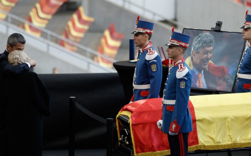 Lipsa misterioasă: Nicușor Dan, absent de la catafalcul lui Mircea Lucescu