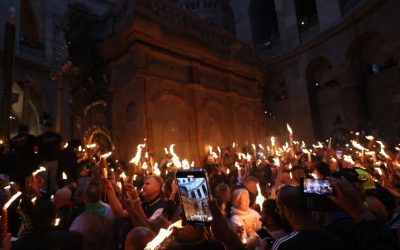 Lumina Sfântă vine azi în România de la Ierusalim, de la Biserica Sfântului Mormânt