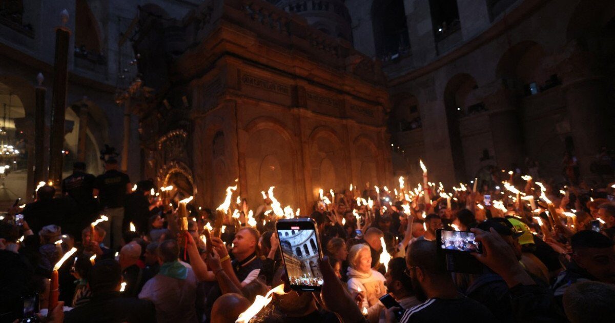 Lumina Sfântă vine azi în România de la Ierusalim, de la Biserica Sfântului Mormânt