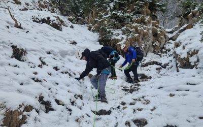 Gheață ucigătoare în Piatra Craiului: Jandarmii salvează doi turiști blocați