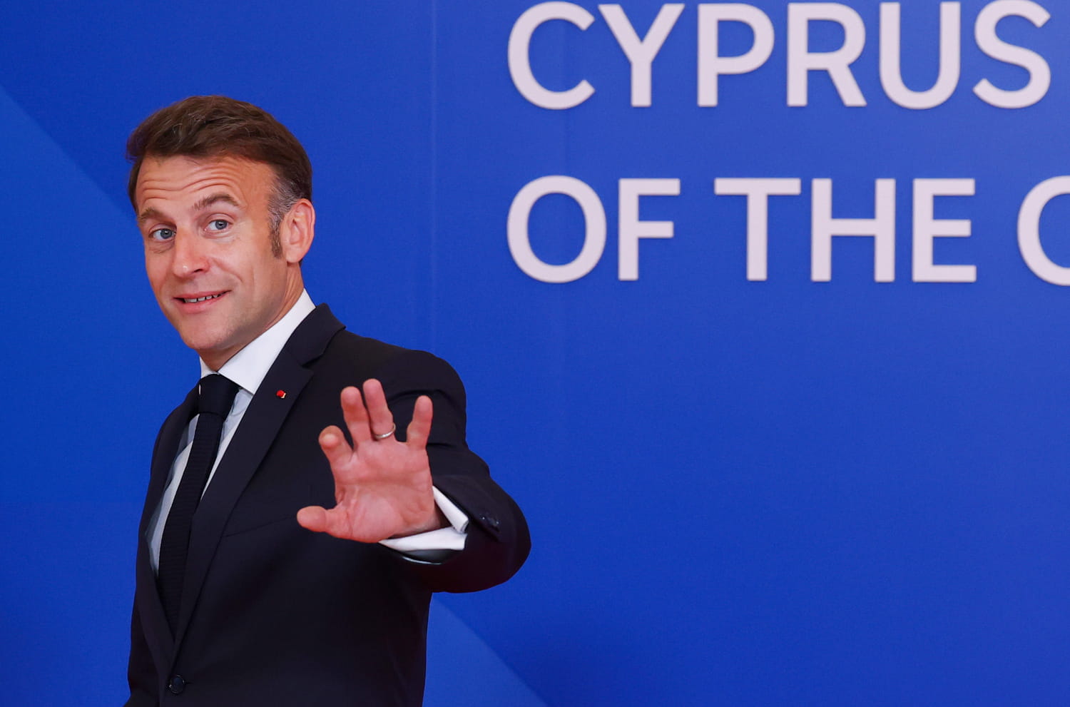 Macron prêt à arrêter la politique et tourner la page, peut-il tenir cet engagement personnel ?