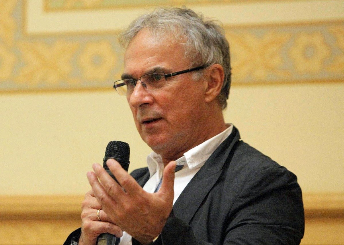 Andruh, președintele Academiei Române, vrea sancțiuni pentru profesorii plagiatori