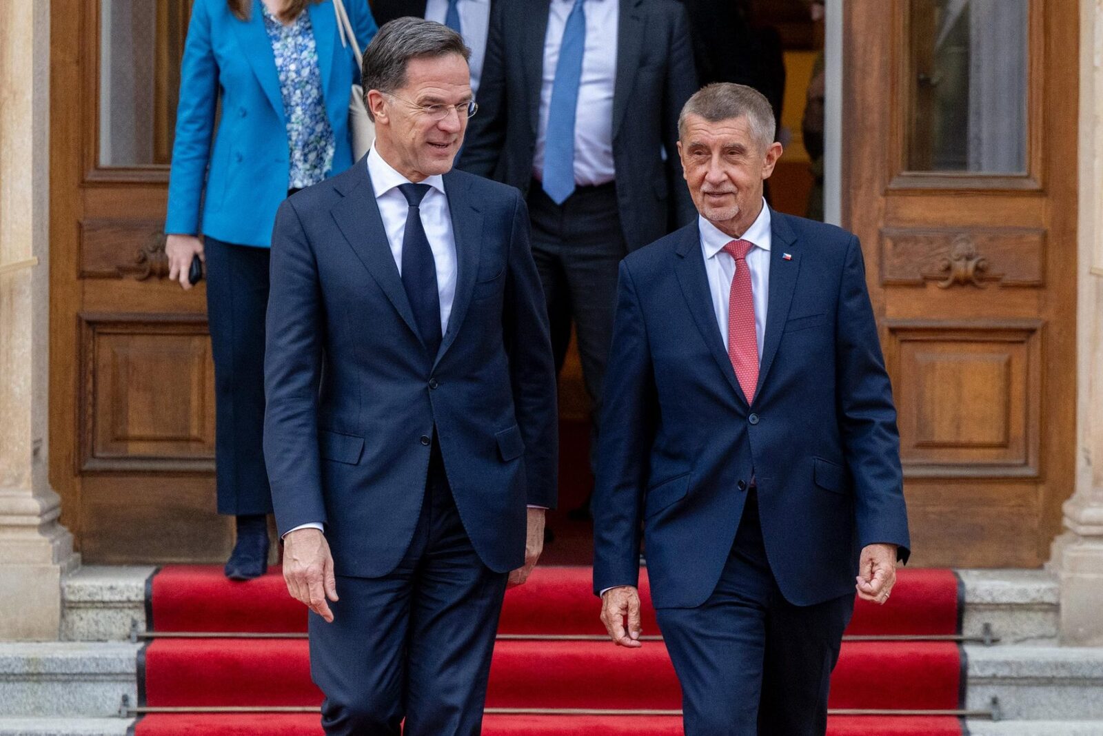 Babiš promite respectarea NATO, dar taie fondurile Apărării