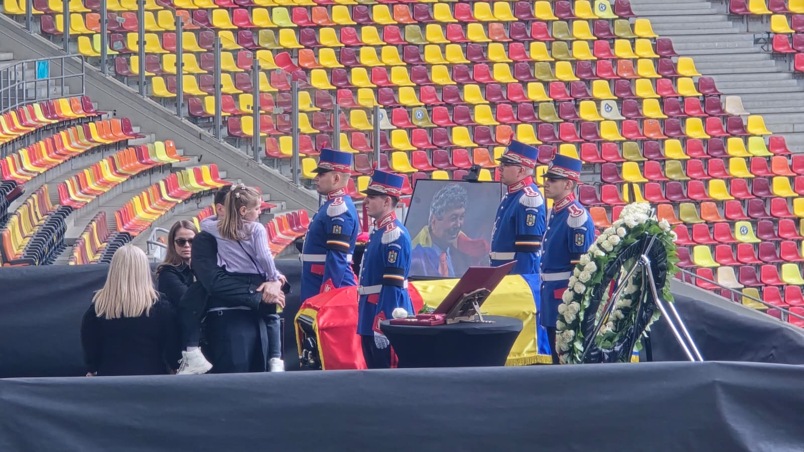 Matei Lucescu, cu fetița în brațe, la căpătâiul bunicului Mircea Lucescu