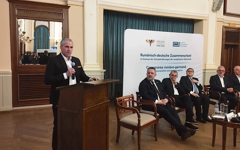 Directorii Aumovio și Bosch critică instabilitatea economică și birocrația la o conferință de business la Sibiu Directorii celor mai importanți investitori germani din Transilvania, Aumovio (fosta Continental) și Bosch, au criticat instabilitatea economică, deciziile politice și reglementările de la nivel european, dar și birocrația care blochează transporturile, în cadrul unei conferințe de business la Sibiu