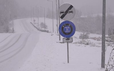 Drumarii se luptă cu zăpada pe Transalpina: Atenție, șoferi, între Rânca și Obârșia Lotrului