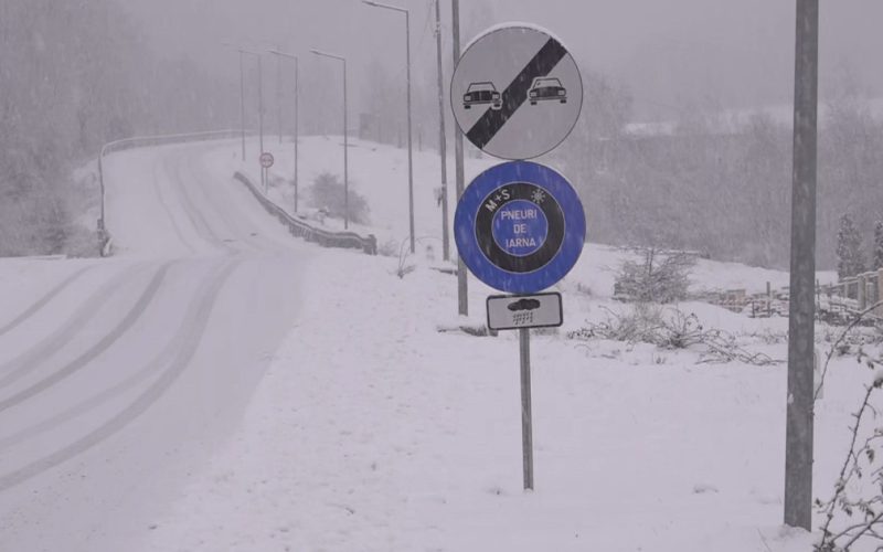 Drumarii se luptă cu zăpada pe Transalpina: Atenție, șoferi, între Rânca și Obârșia Lotrului