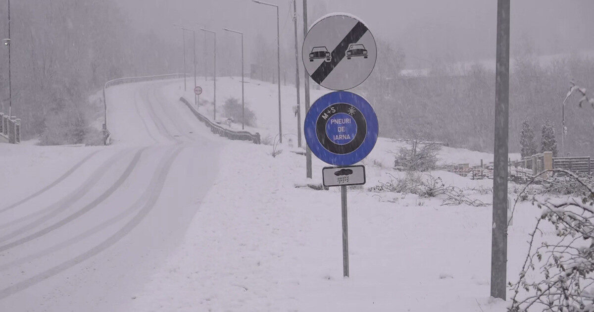 Drumarii se luptă cu zăpada pe Transalpina: Atenție, șoferi, între Rânca și Obârșia Lotrului