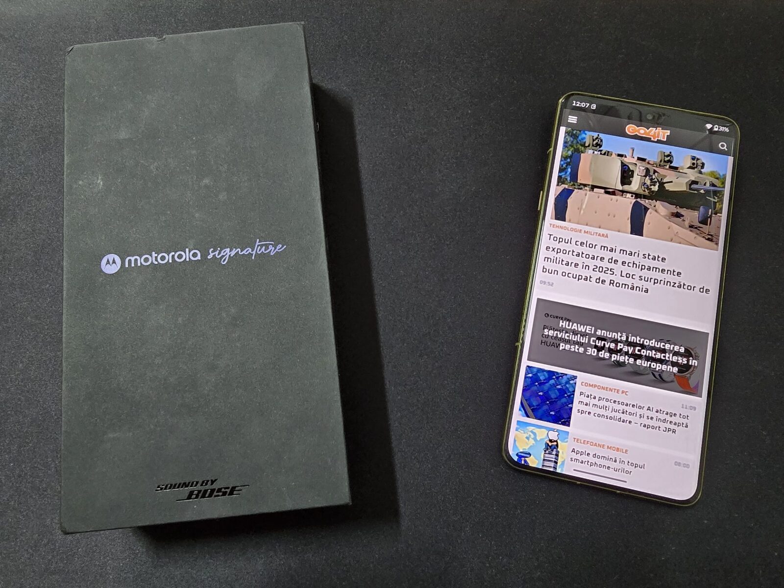 Motorola Signature: Un nou concurent pe piața telefoanelor premium, cu accent pe eleganță și performanță După o perioadă în care s-a concentrat pe modelele accesibile, Motorola revine în segmentul de top cu un nou smartphone, denumit Signature