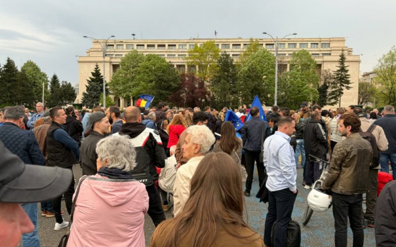 Miting în Piata Victoriei: Românii, pro Ilie Bolojan premier