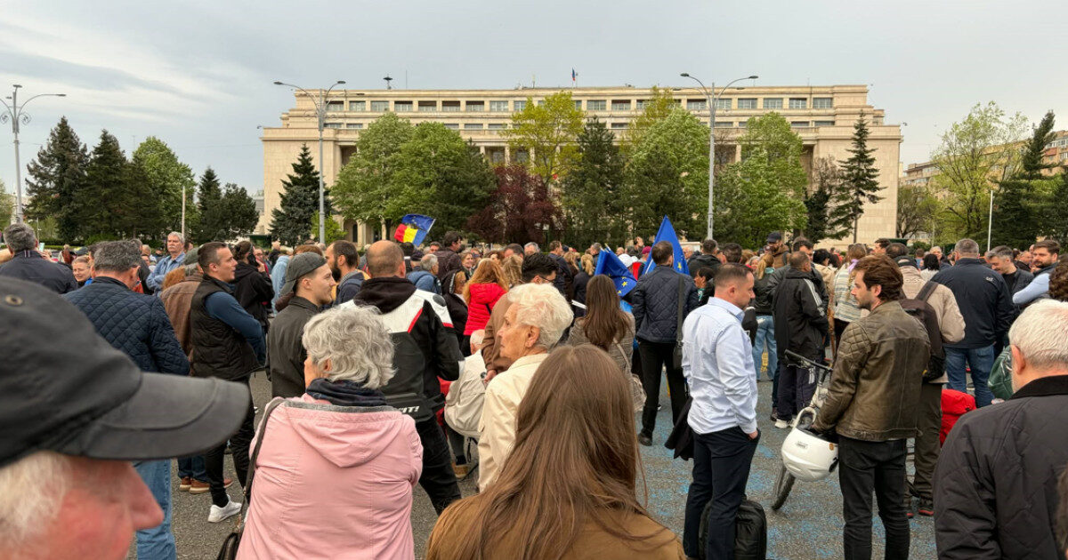 Miting în Piata Victoriei: Românii, pro Ilie Bolojan premier