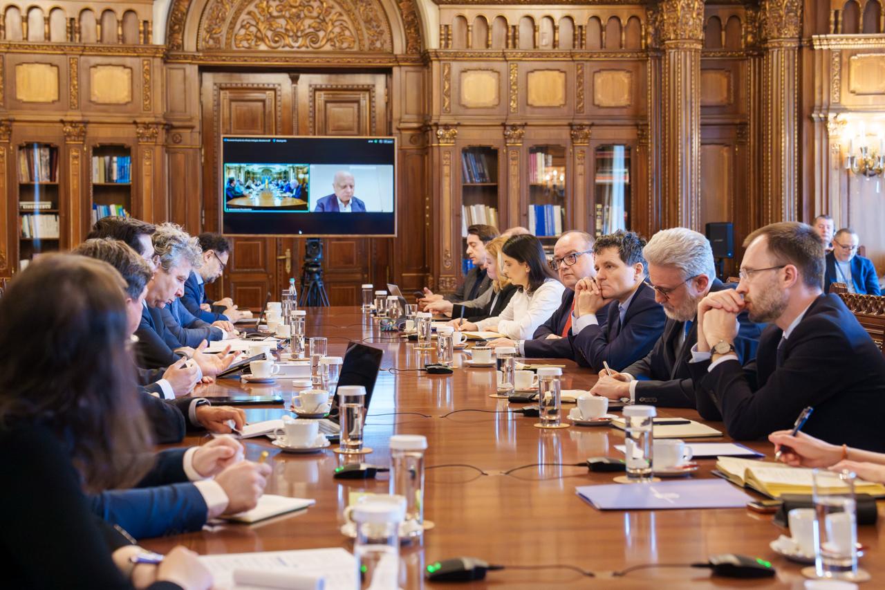 Nicușor Dan discută cu un grup despre viitorul Uniunii Europene