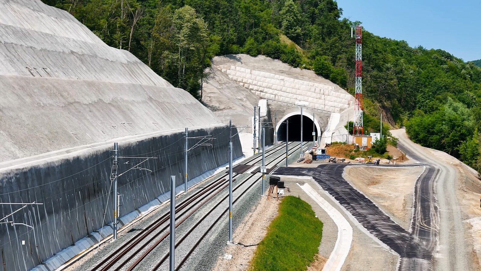 Un tunel feroviar cu o lungime de 10 kilometri propus pentru zona Predeal ar putea aduce beneficii semnificative infrastructurii de transport din România, potrivit unei asociații de profil