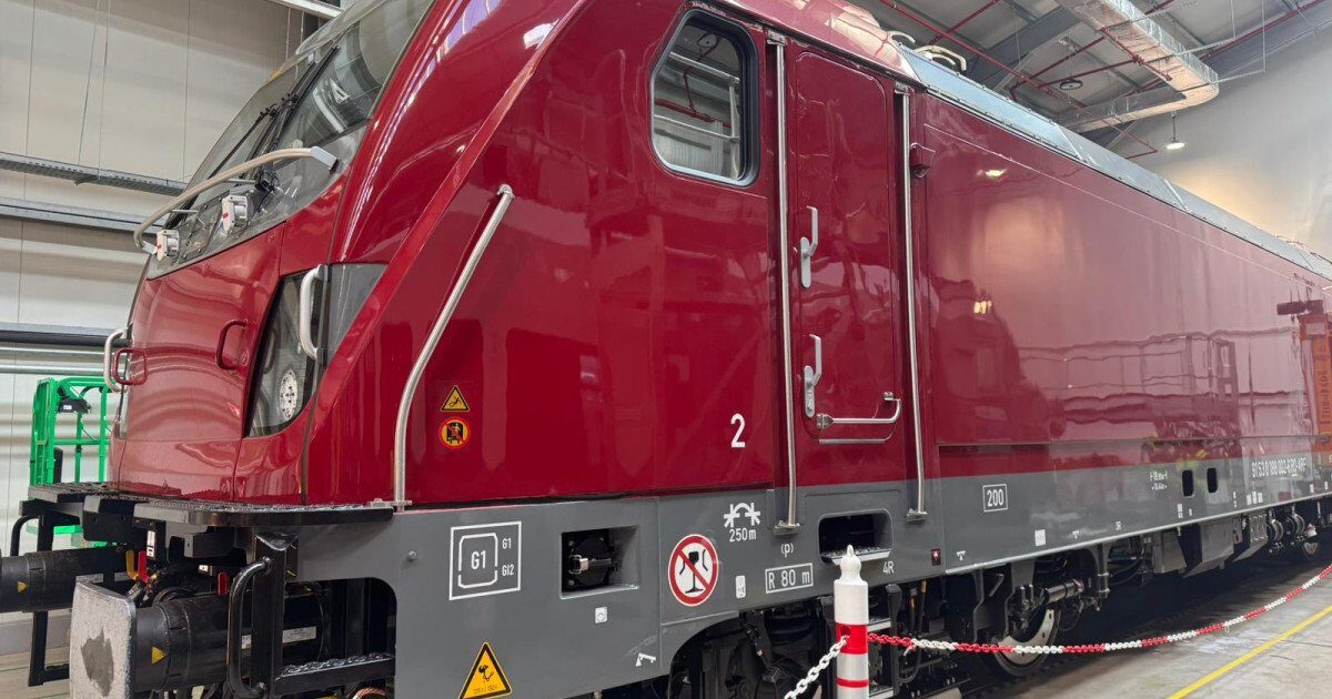 Alstom a livrat prima locomotivă electrică Traxx Passenger de serie pentru Autoritatea pentru Reformă Feroviară (ARF), marcând un pas important în modernizarea transportului feroviar de călători din România