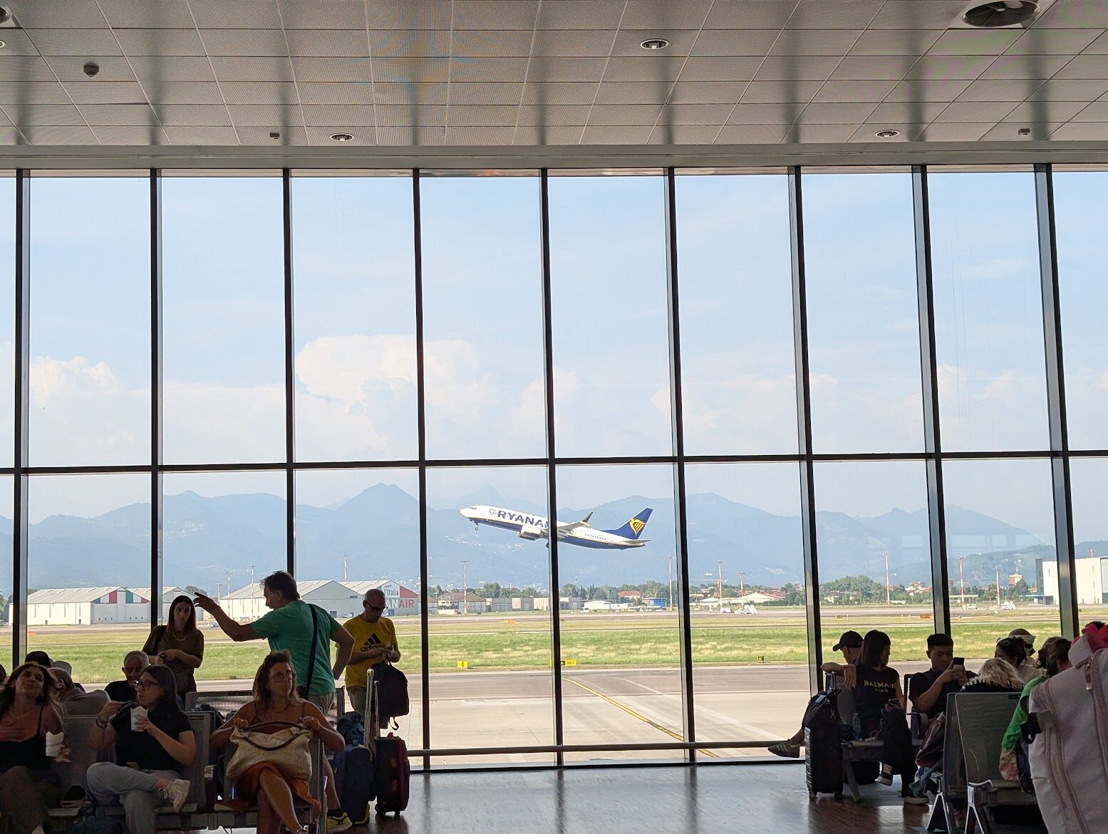 UE pregătește un plan de criză pentru combustibilul avioanelor, teama e mare