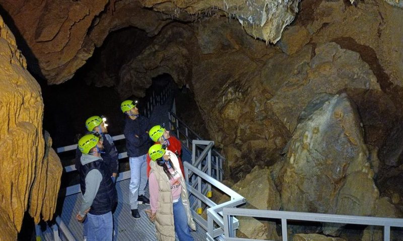 Grota Ursului, vedeta din Moneasa, redeschisă: Sistemul de iluminat, aproape gata