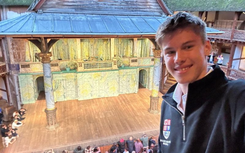 Elevul ieșean Patric, AUR la Londra: „Scena mă relaxează”