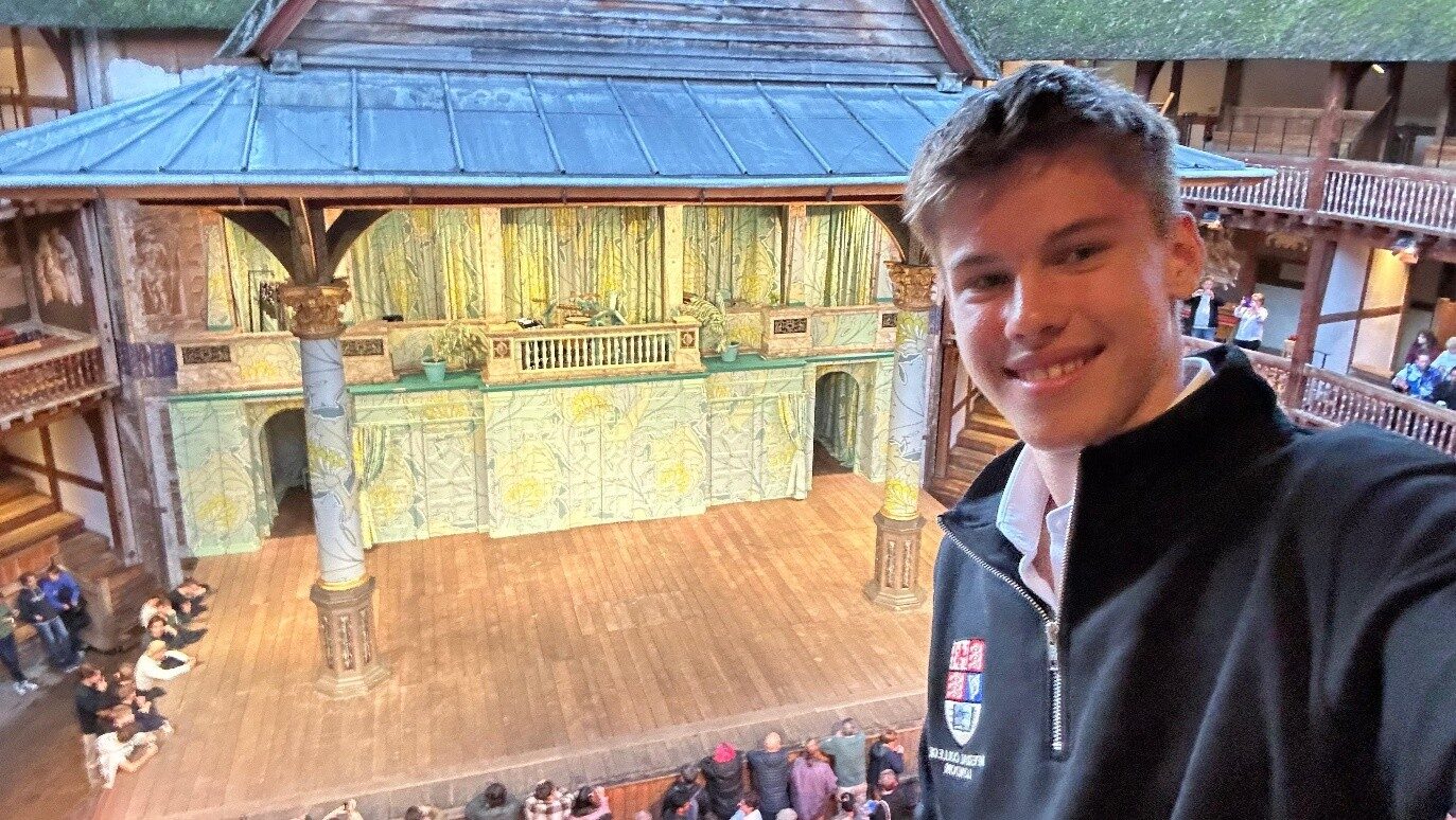 Elevul ieșean Patric, AUR la Londra: „Scena mă relaxează”