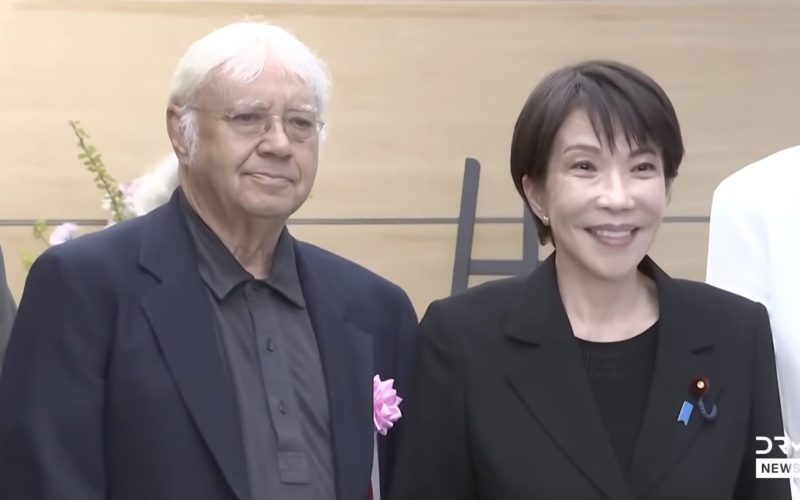 Când cearta cu soțul devine concert: Blesteme și tobe pe „Burn”