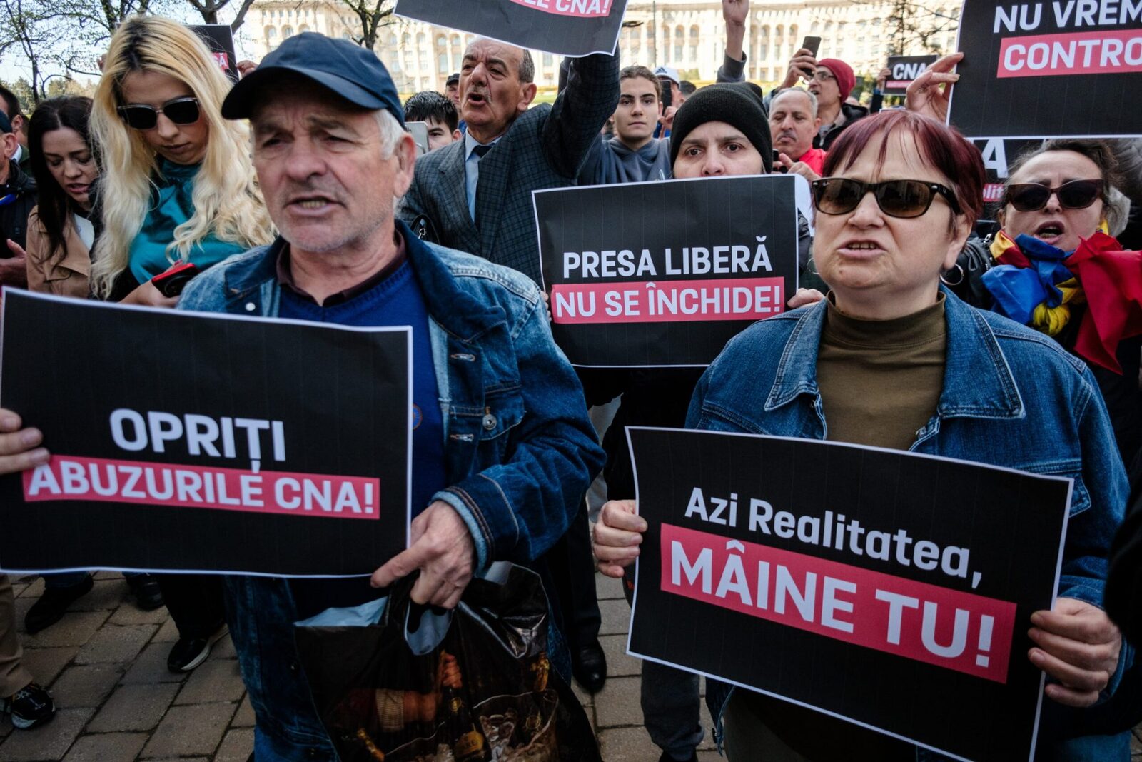 CNA a respins cererea Realitatea Plus de rediscutare a licenței audiovizuale Consiliul Național al Audiovizualului (CNA) a respins, în ședința de astăzi, cererea postului Realitatea Plus de a reanaliza decizia de retragere a licenței audiovizuale
