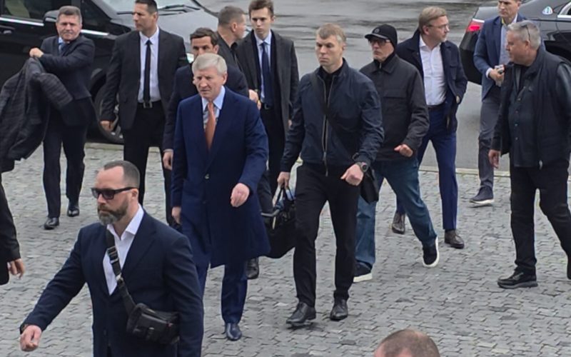 Unul dintre cei mai influenți oligarhi din Europa de Est, Rinat Ahmetov, a făcut o apariție remarcată la București, cu ocazia ceremoniei de adio pentru Mircea Lucescu